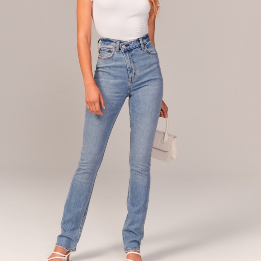 A&F Ultra High Rise 90s Slim Straight Jean 26